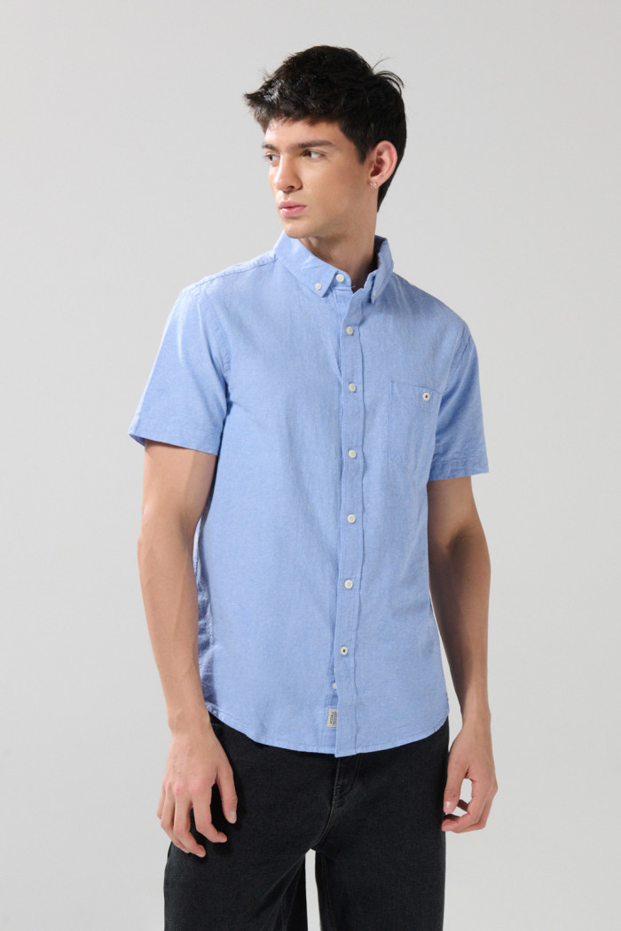 Camisa unicolor con bolsillo cuadrado y cuello button down