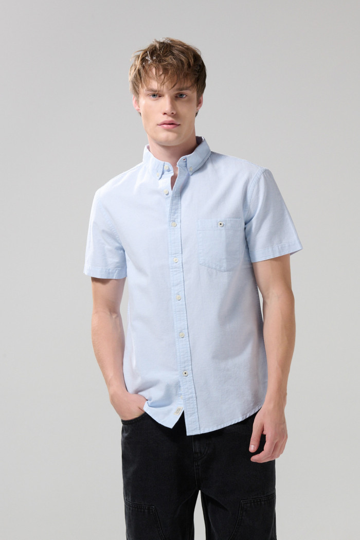 Camisa unicolor con bolsillo cuadrado y cuello button down