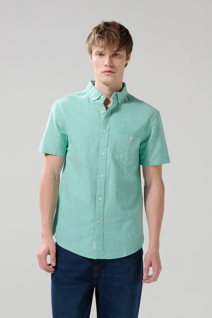Camisa unicolor con bolsillo cuadrado y cuello button down