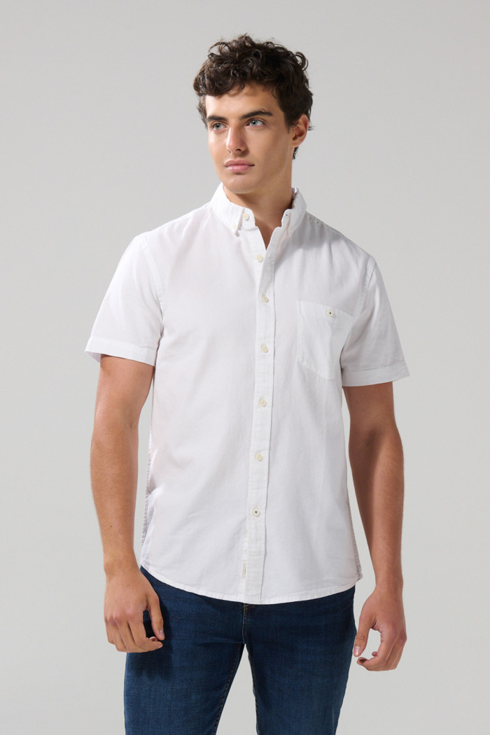 Camisa unicolor con bolsillo cuadrado y cuello button down