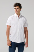 Camisa unicolor con bolsillo cuadrado y cuello button down