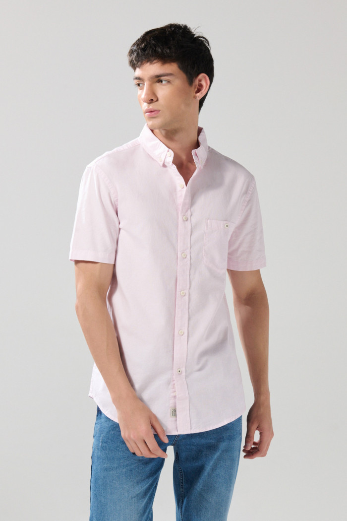 Camisa unicolor con bolsillo cuadrado y cuello button down