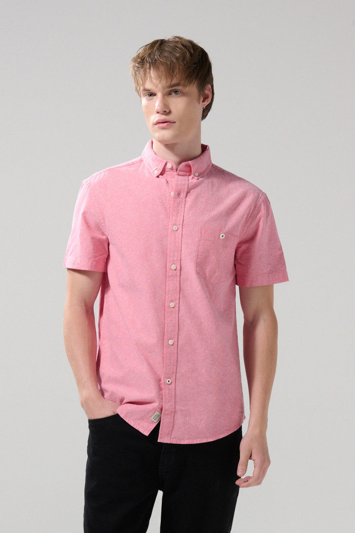 Camisa unicolor con bolsillo cuadrado y cuello button down