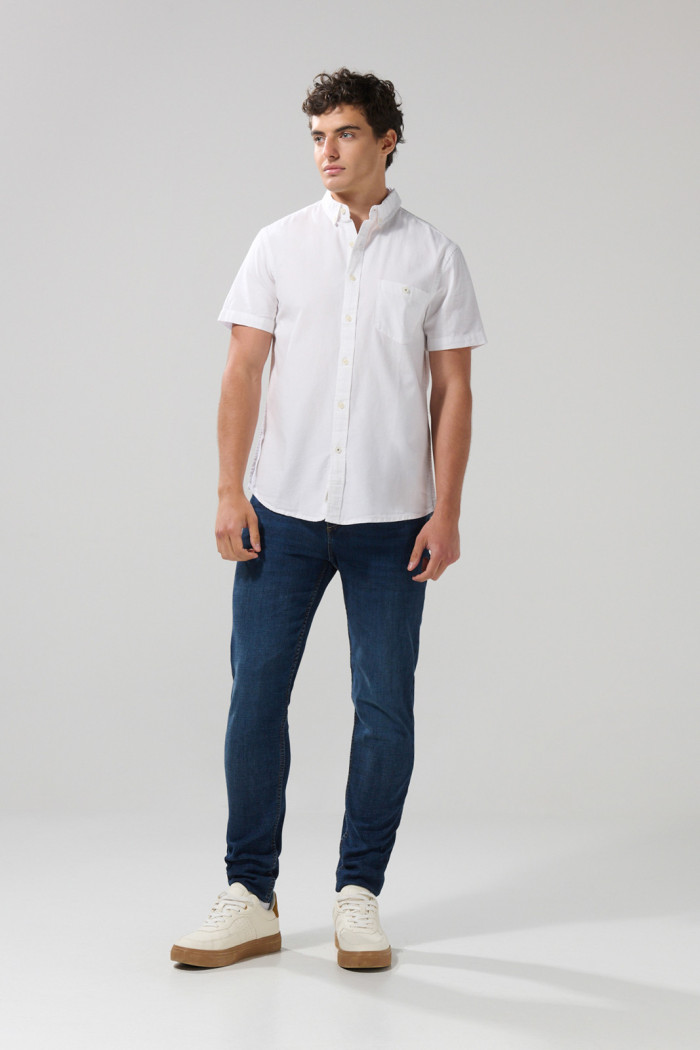 Camisa unicolor con bolsillo cuadrado y cuello button down