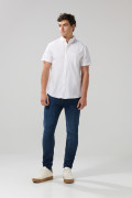 Camisa unicolor con bolsillo cuadrado y cuello button down