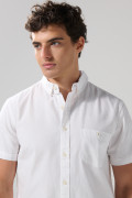 Camisa unicolor con bolsillo cuadrado y cuello button down
