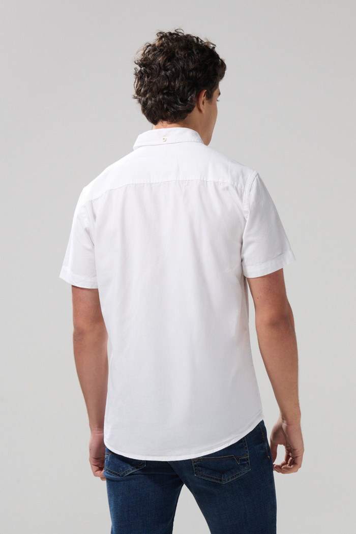 Camisa unicolor con bolsillo cuadrado y cuello button down