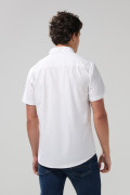 Camisa unicolor con bolsillo cuadrado y cuello button down