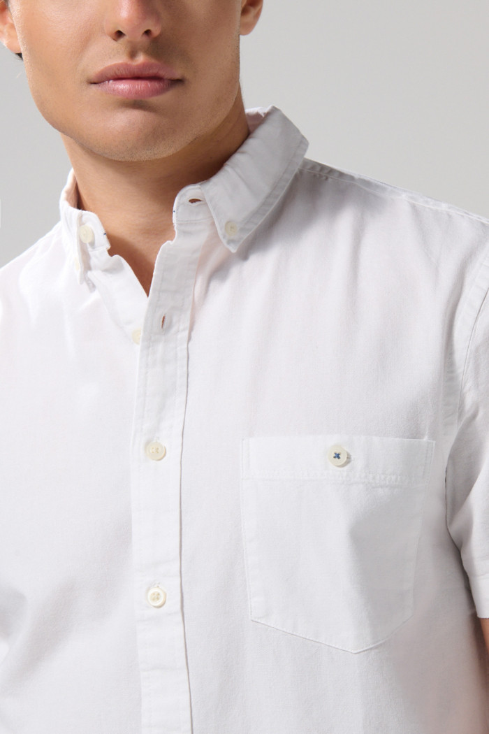 Camisa unicolor con bolsillo cuadrado y cuello button down