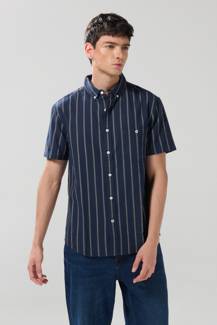 Camisa a rayas unicolor con cuello button down y botones