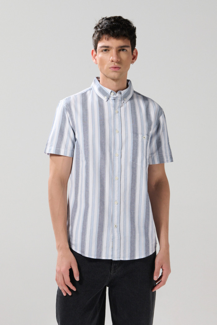 Camisa a rayas unicolor con cuello button down y botones