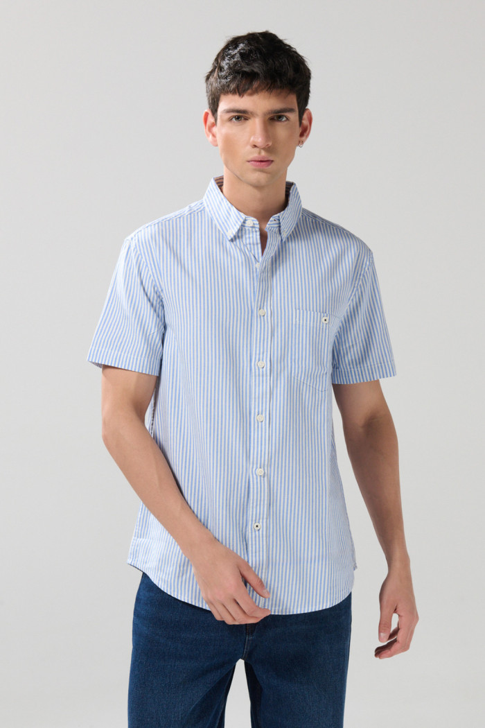 Camisa a rayas unicolor con cuello button down y botones