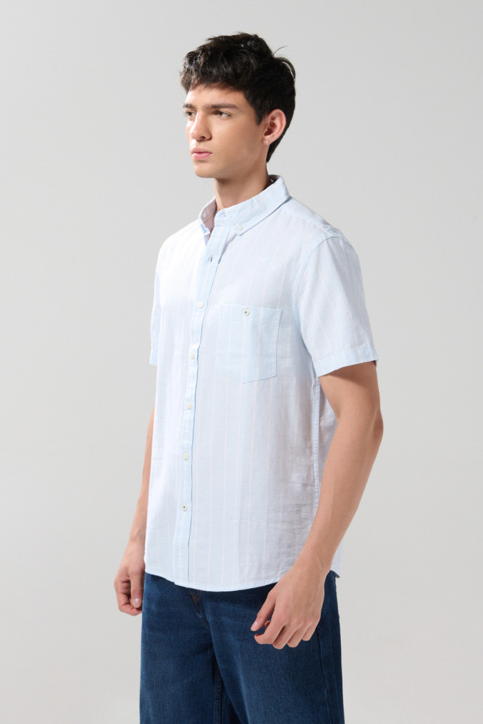 Camisa a rayas unicolor con cuello button down y botones