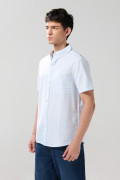 Camisa a rayas unicolor con cuello button down y botones
