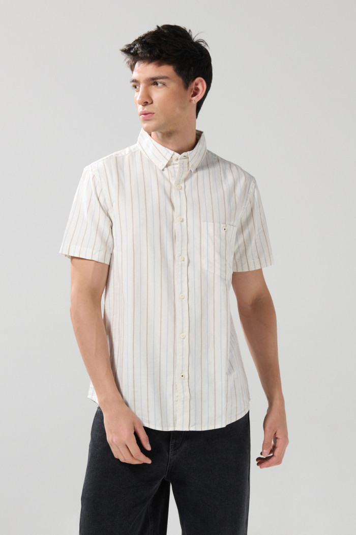 Camisa a rayas unicolor con cuello button down y botones