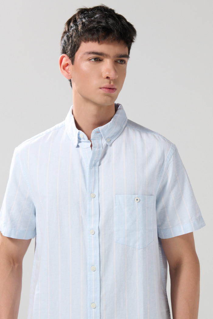 Camisa a rayas unicolor con cuello button down y botones