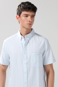 Camisa a rayas unicolor con cuello button down y botones