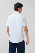 Camisa a rayas unicolor con cuello button down y botones