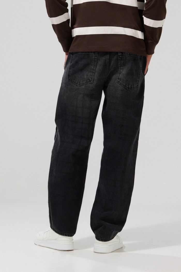 Jean skater gris oscuro con diseños, bota ancha y tiro medio