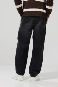 Jean skater gris oscuro con diseños, bota ancha y tiro medio