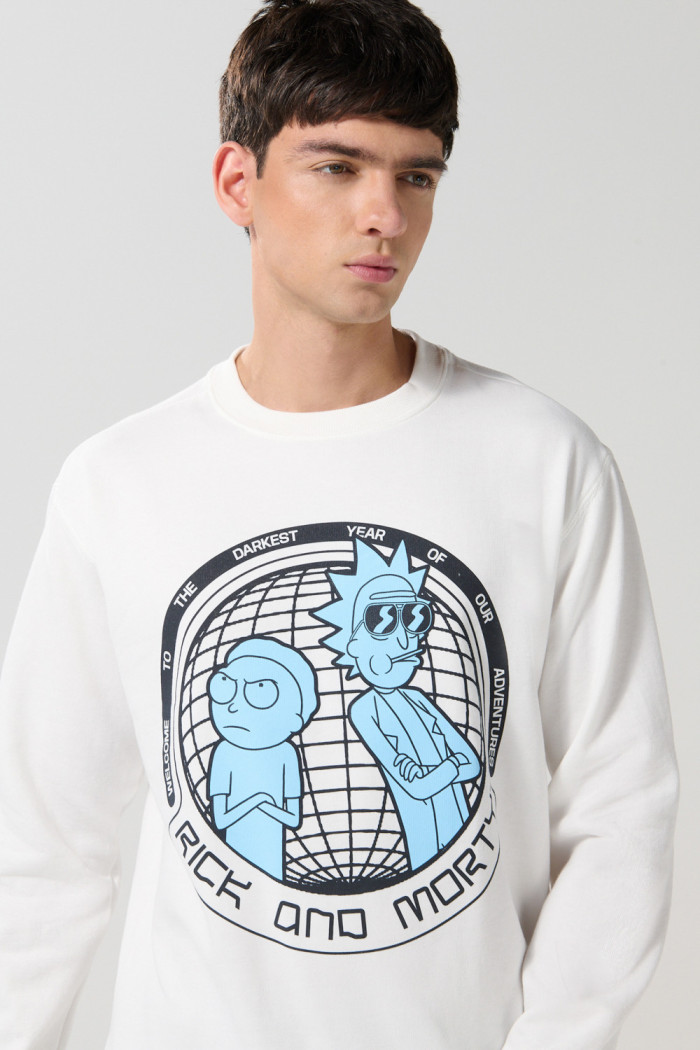 Buzo crema claro cuello redondo de Rick and Morty