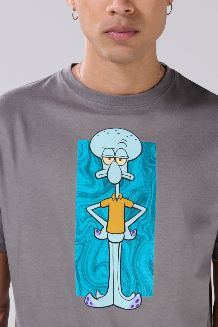 Camiseta gris medio manga corta con arte de Bob Esponja