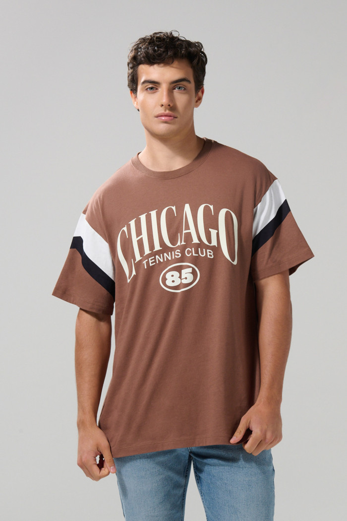 Camiseta café medio cuello redondo oversize con arte college