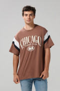 Camiseta café medio cuello redondo oversize con arte college