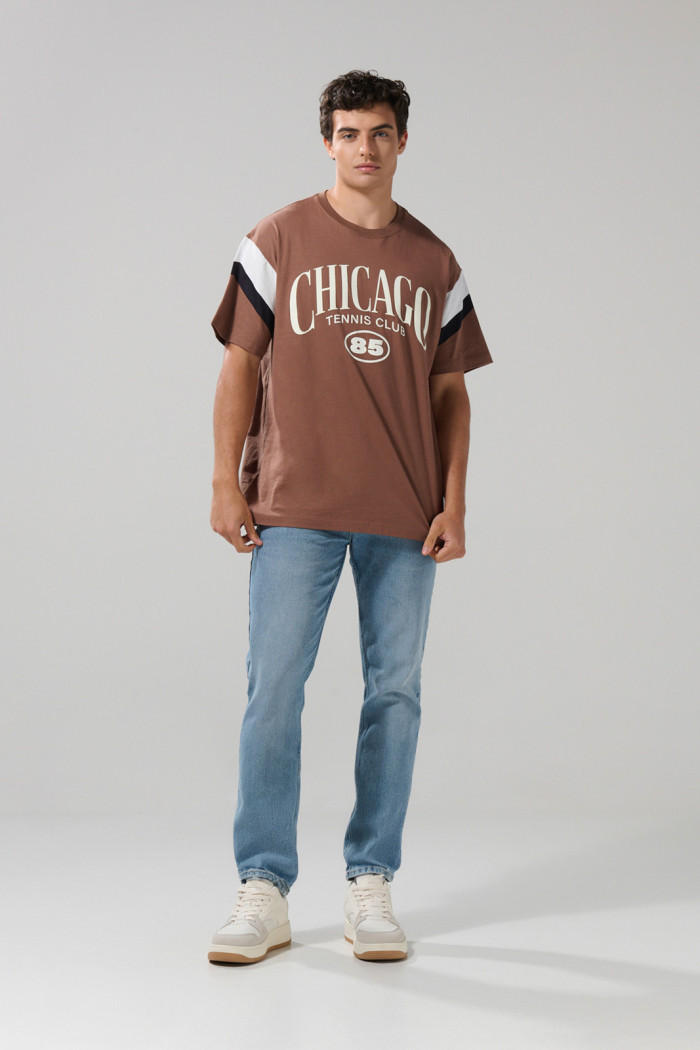 Camiseta café medio cuello redondo oversize con arte college