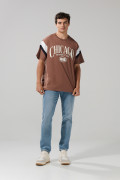 Camiseta café medio cuello redondo oversize con arte college