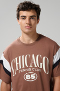 Camiseta café medio cuello redondo oversize con arte college