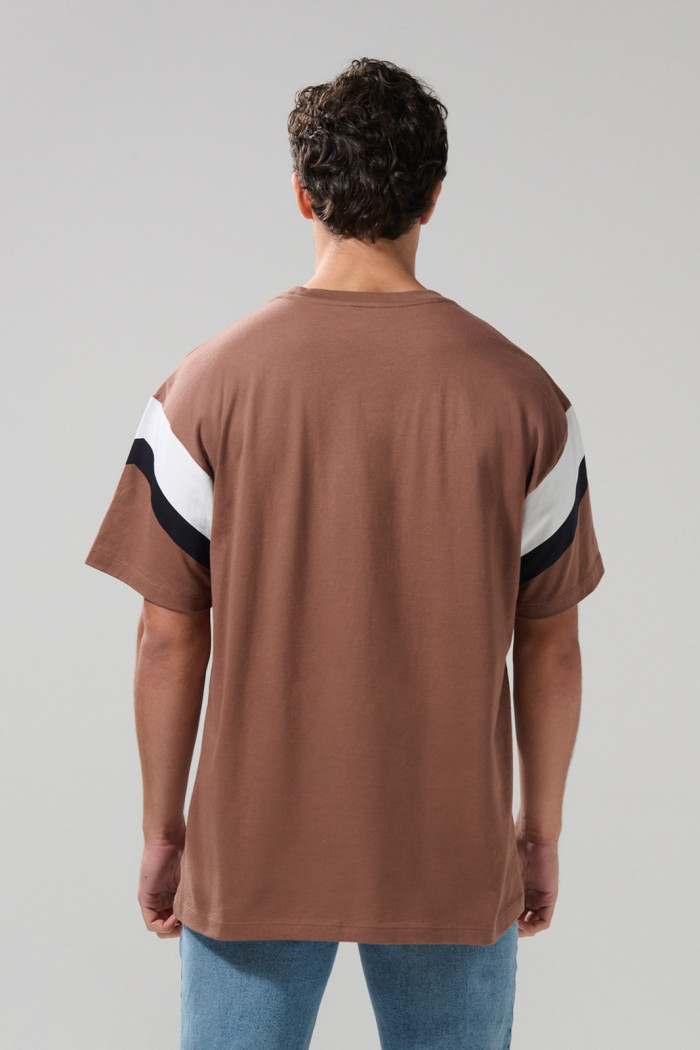 Camiseta café medio cuello redondo oversize con arte college