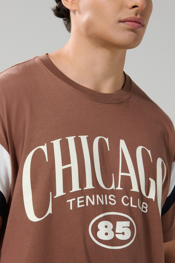 Camiseta café medio cuello redondo oversize con arte college