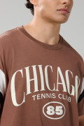 Camiseta café medio cuello redondo oversize con arte college