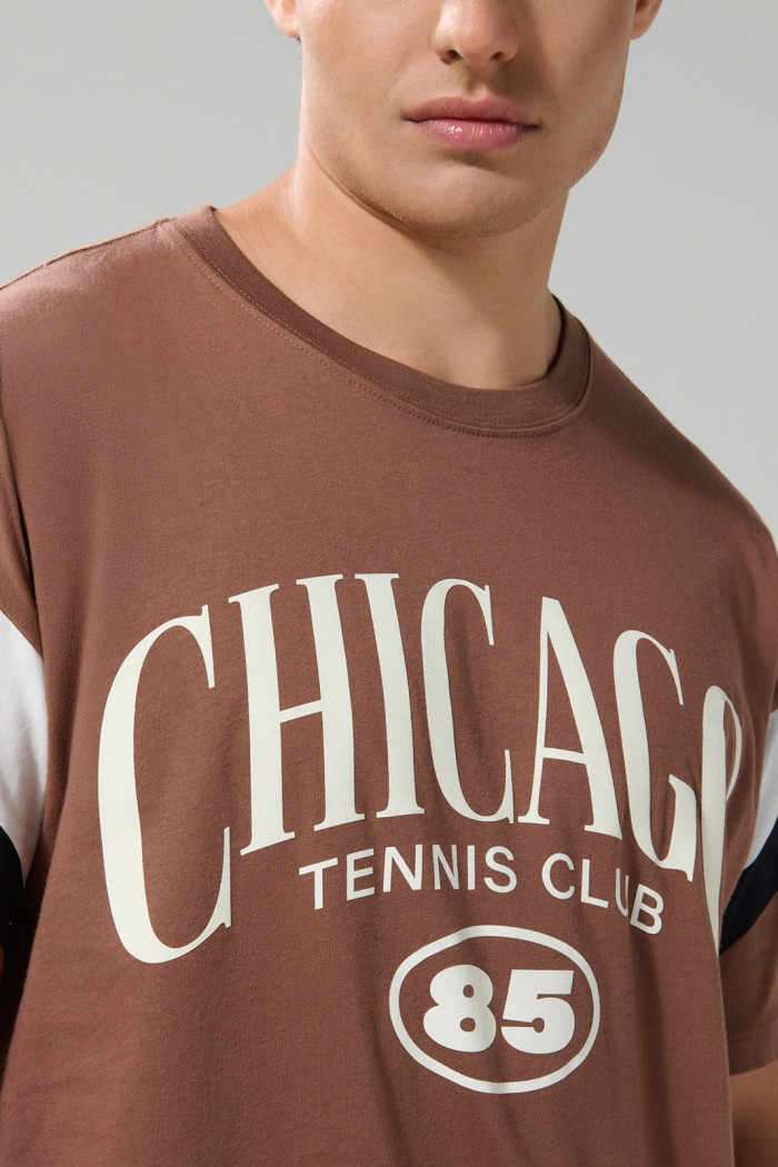 Camiseta café medio cuello redondo oversize con arte college