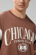 Camiseta café medio cuello redondo oversize con arte college