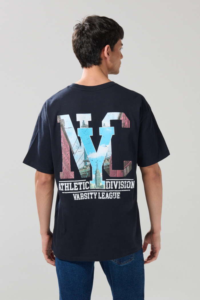 Camiseta azul intensa cuello redondo college oversize