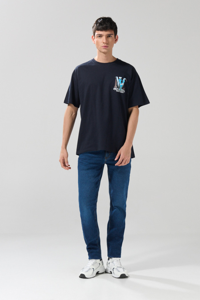 Camiseta azul intensa cuello redondo college oversize