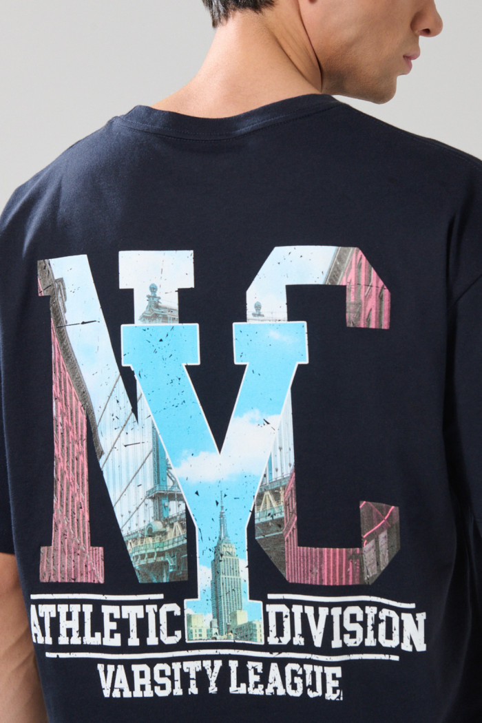 Camiseta azul intensa cuello redondo college oversize