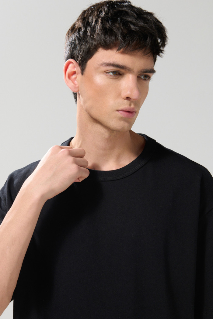 Camiseta oversize unicolor manga corta con hombro caído