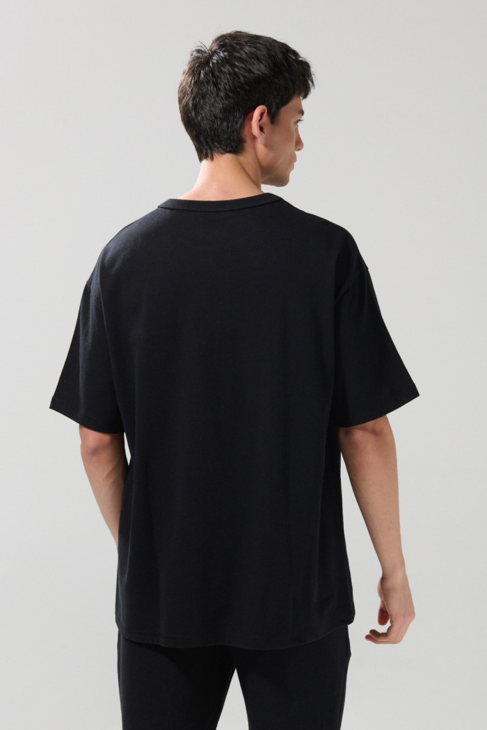 Camiseta oversize unicolor manga corta con hombro caído