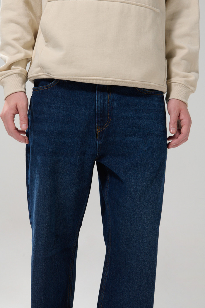 Jean tiro medio azul oscuro baggy con bota ancha