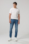 Jean tiro bajo skinny azul oscuro con ligeros desgastes