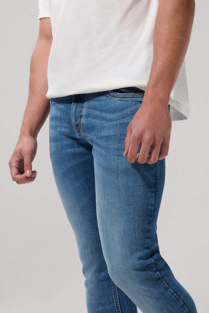 Jean tiro bajo skinny azul oscuro con ligeros desgastes