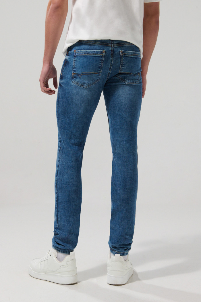 Jean tiro bajo skinny azul oscuro con ligeros desgastes