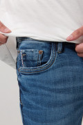 Jean tiro bajo skinny azul oscuro con ligeros desgastes