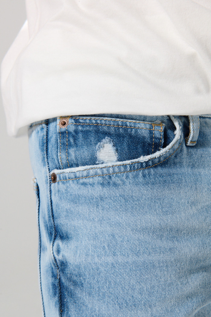 Bermuda de jean azul slim tiro bajo con rotos en frente