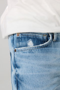 Bermuda de jean azul slim tiro bajo con rotos en frente