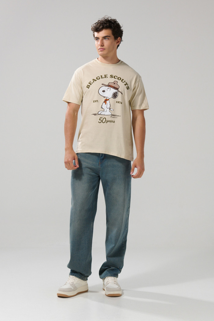 Camiseta kaki con manga corta y arte de Snoopy