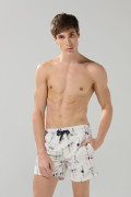 Bermuda playera estampada crema clara con bolsillos